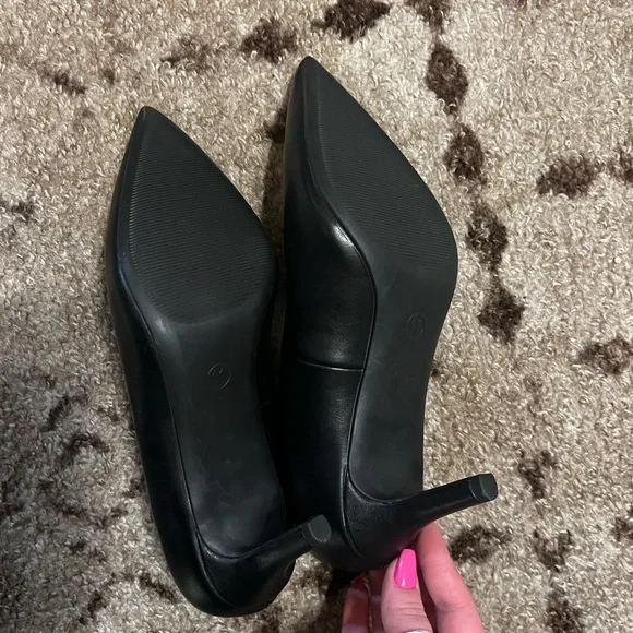 Classic Black Pointed-Toe Women's Pumps - Picture 3 of 3